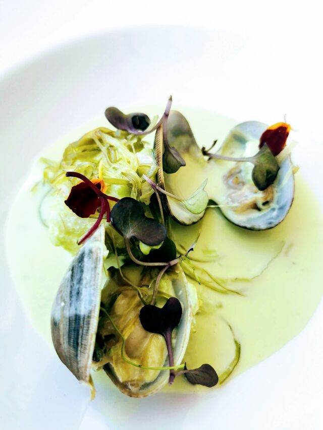 un des nombreux plats du menu dégustation présenté chaque midi en semaine ... Photo prise par une fidèle cliente