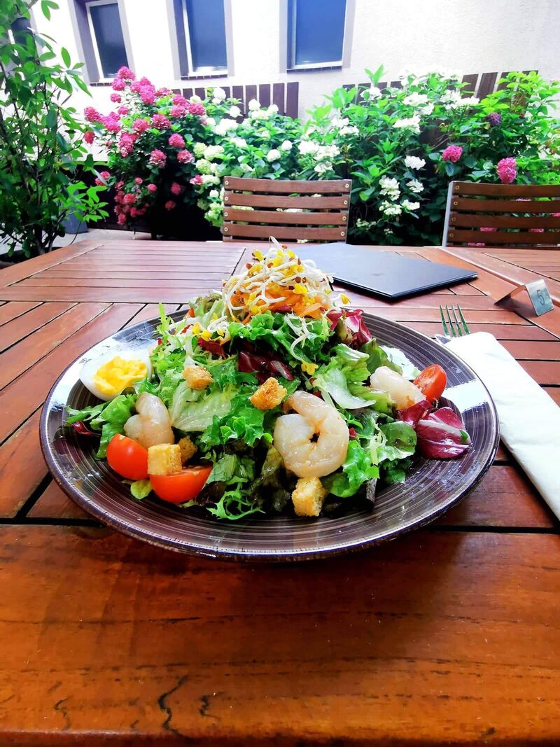 Großer Salat mit Trüffel-Limetten Dressing, gekochtes Ei und gebratene Garnelen