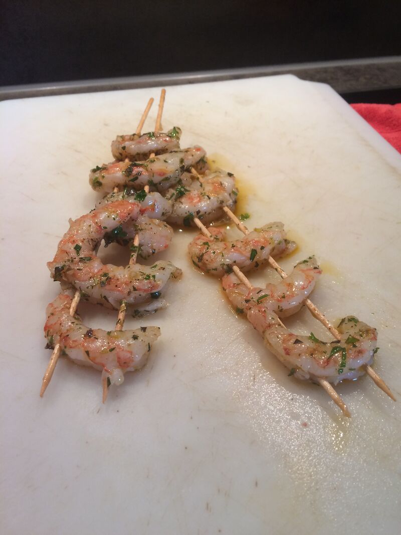 Garnelen am Spieß oder in Olivenöl gegart, mit verschiedenen Geschmacksrichtungen