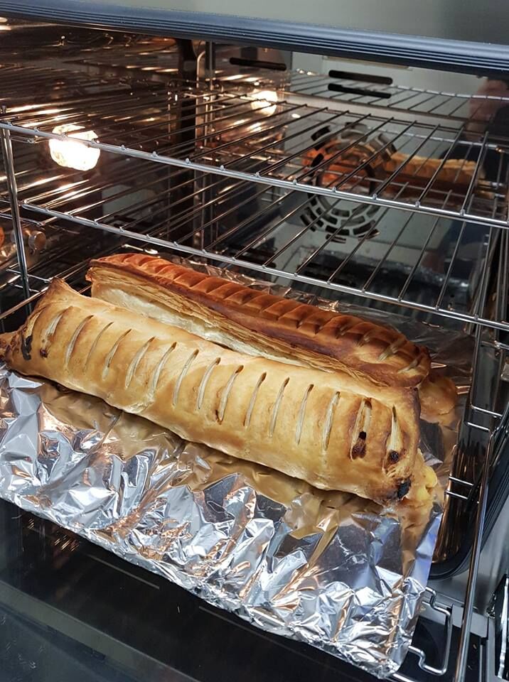 Apfelstrudel........Helemaal lekker met vanille-ijs en slagroom !