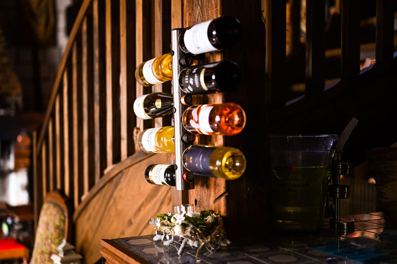 Un bar où l'on peut déguster : La bière locale, les cocktails, les bières belges ainsi qu'une sélection de vin..