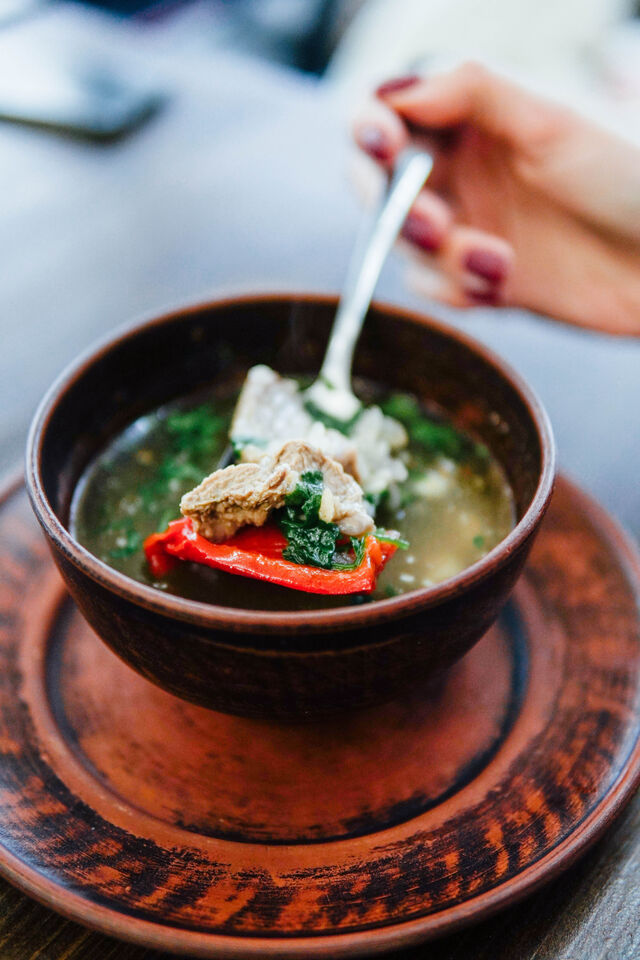 Шурпа - наваристий бульйон з бараниною та овочами.