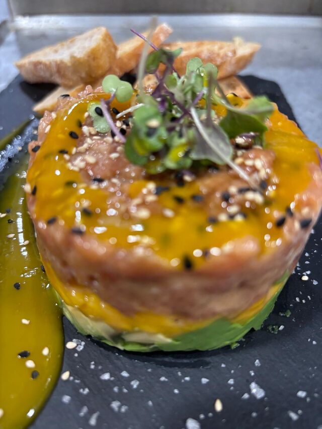 Tartar de salmon con mango y aguacate