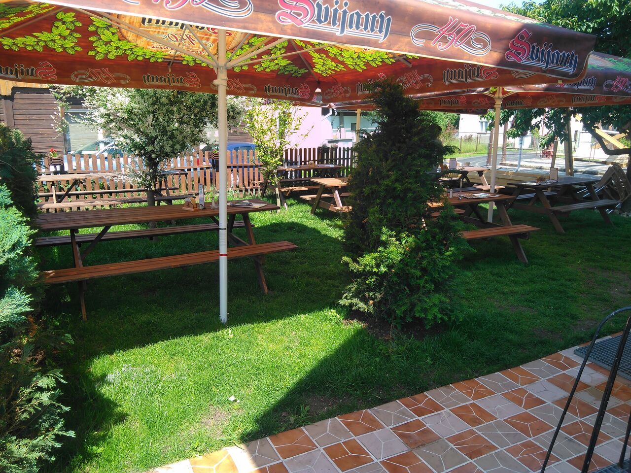 Sezónní zahrádka s obsluhou.