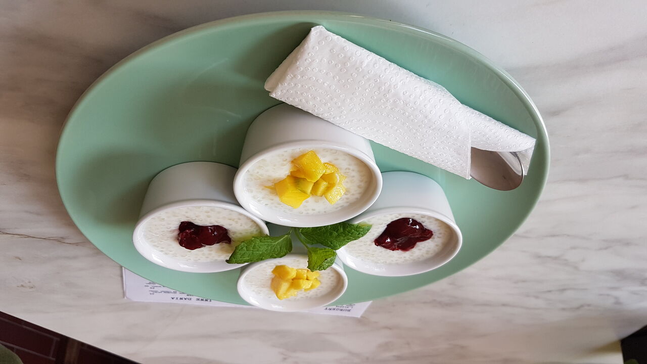 pudding z tapioki z mango i wiśniami