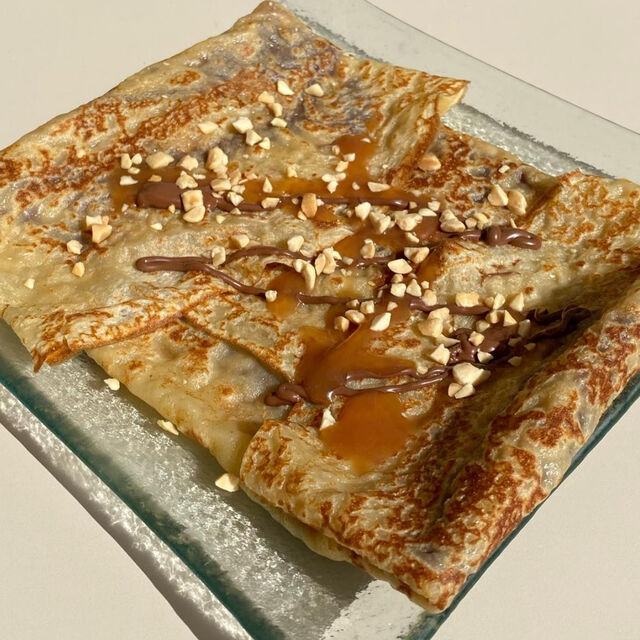 Crepe choco, caramel beurre salé maison et éclats de cacahuètes