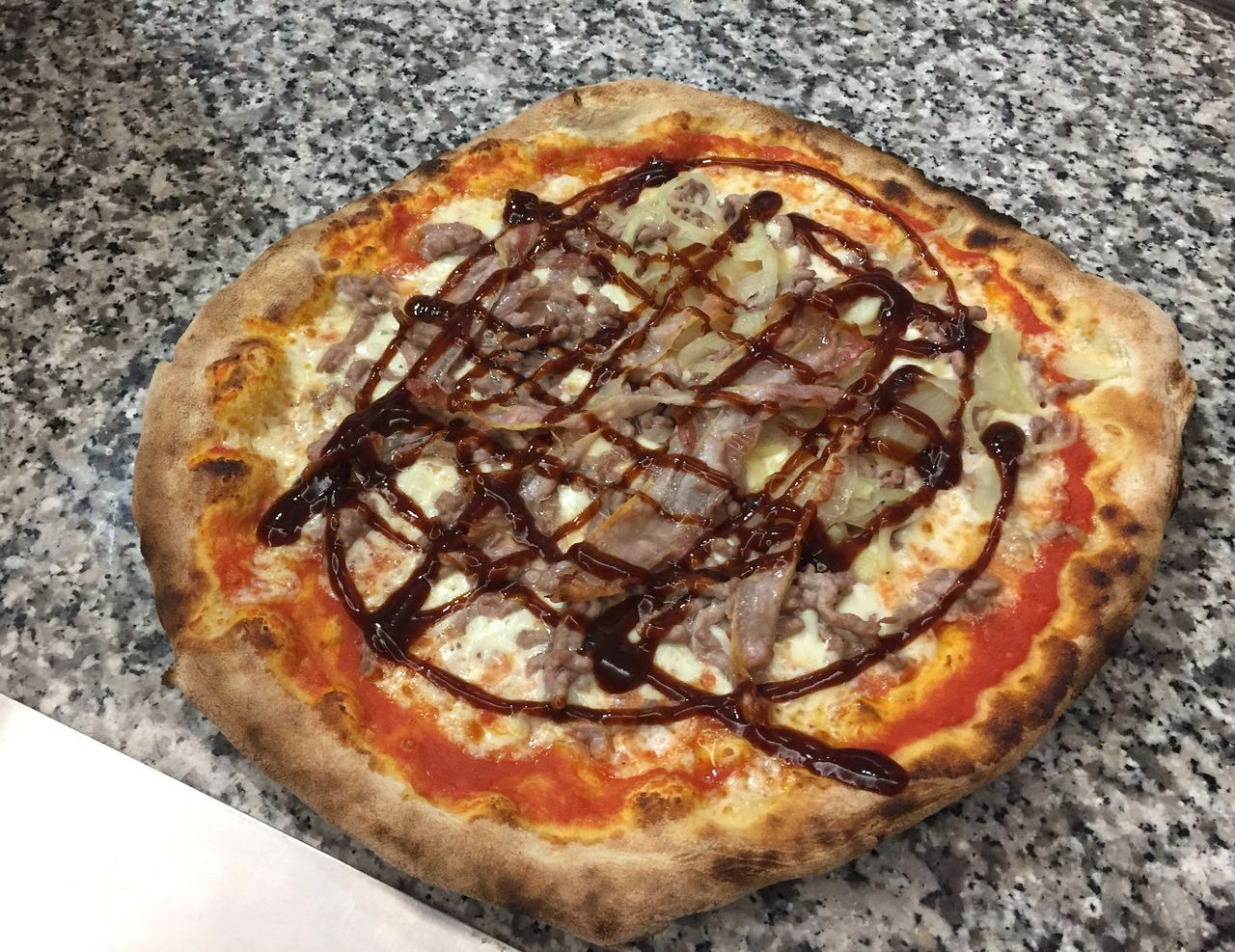 “Il boss” (pomodoro, mozzarella, carne macinata, bacon, cipolla e salsa a scelta)
Su questa pizza è stata richiesta: salsa BBQ.