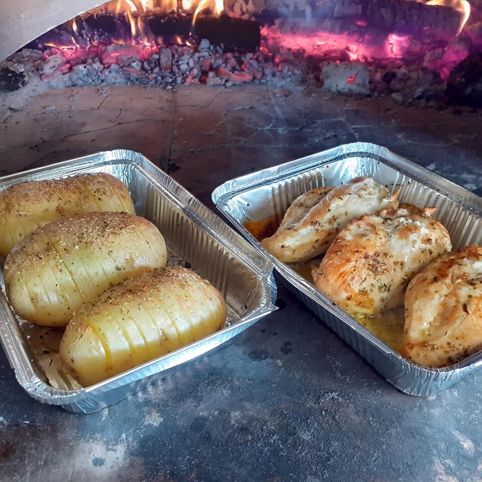 Nous vendons également du poulet aux épices Tikka et des patates au four