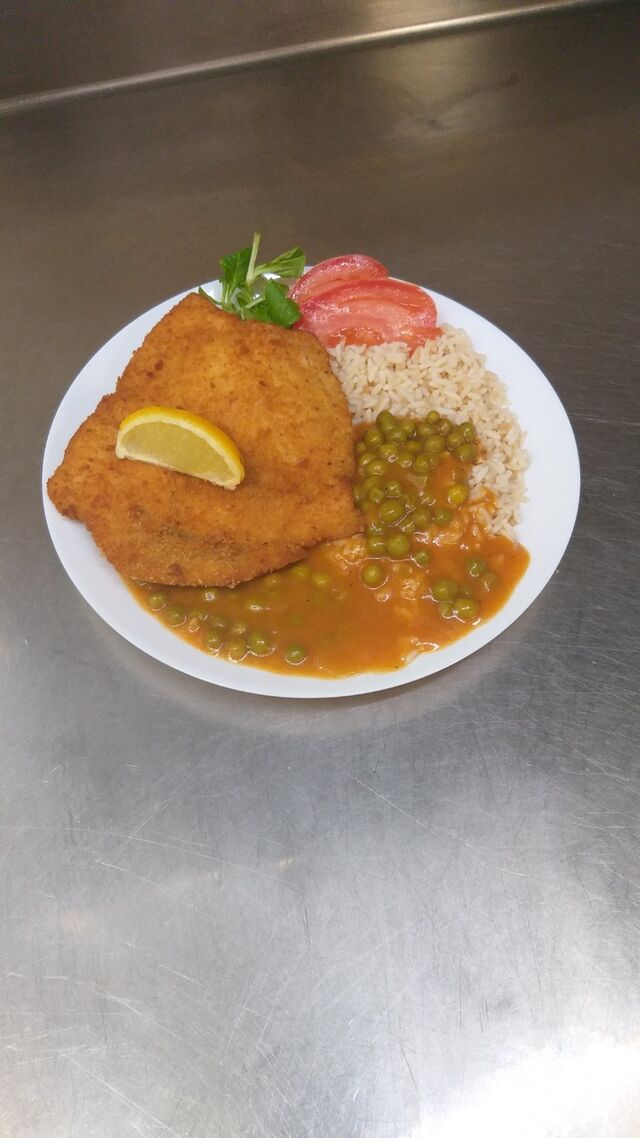 Pileći file s rižom i sotiranim graškom