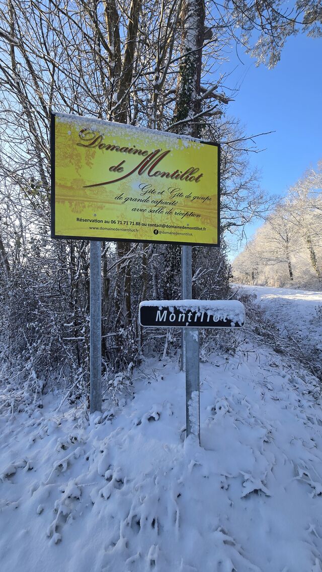 Panneau d'affichage Domaine de Montillot