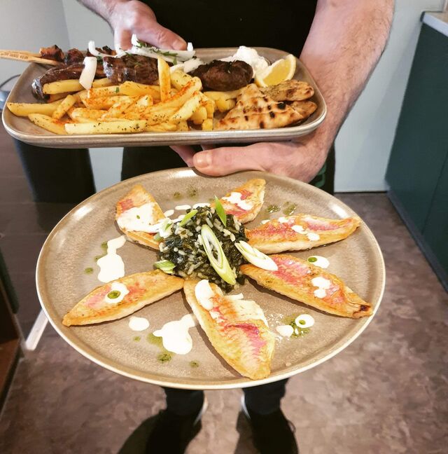 Rot Barbe mit Spinat reis 