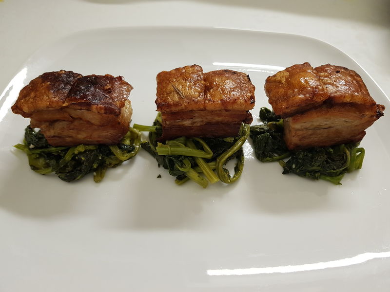 Pancia di maiale in tre consistenze con cime di rapa ripassati