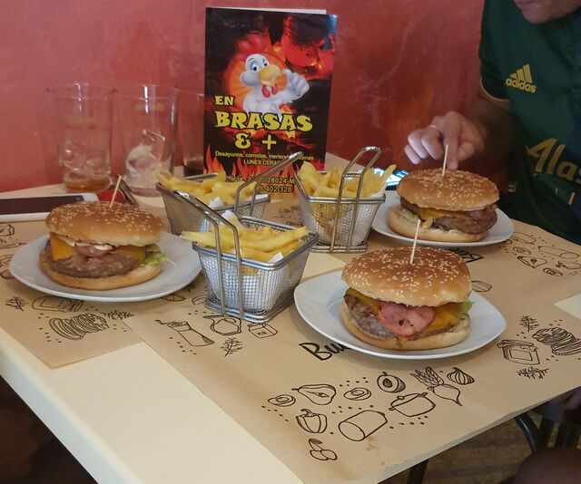 Hamburguesas de ternera 200 g a la brasa con menú ( patatas +refrescos)