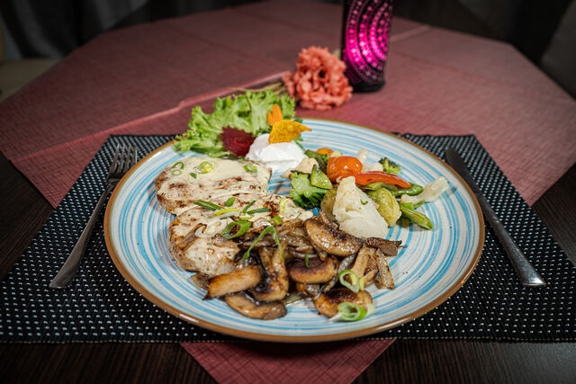 Schweinesteak mit Pilze und Zwiebeln