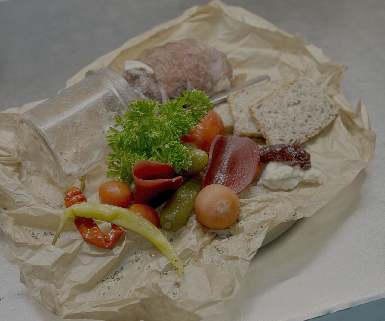 Sarna w słoju, w galaretce z warzywami kiszonymi, chlebem na zakwasie, żurawiną i chrzanem