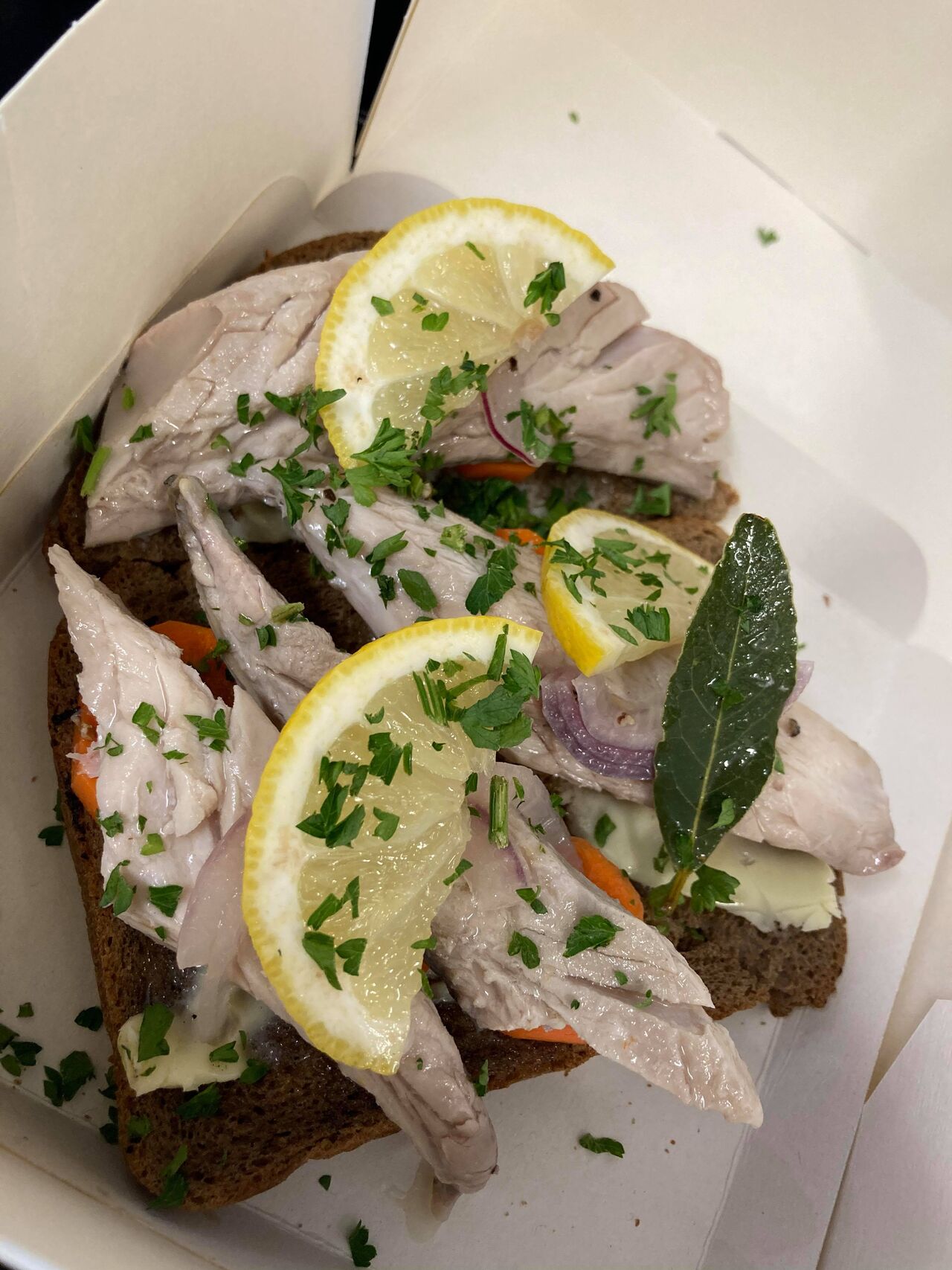 Filets de maquereaux marinés maison, au vin blanc, tartines gourmandes, à emporter