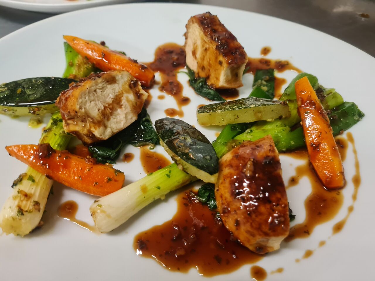 Poulet fermier élevé au grain avec ses légumes tournes . Cébette et jus