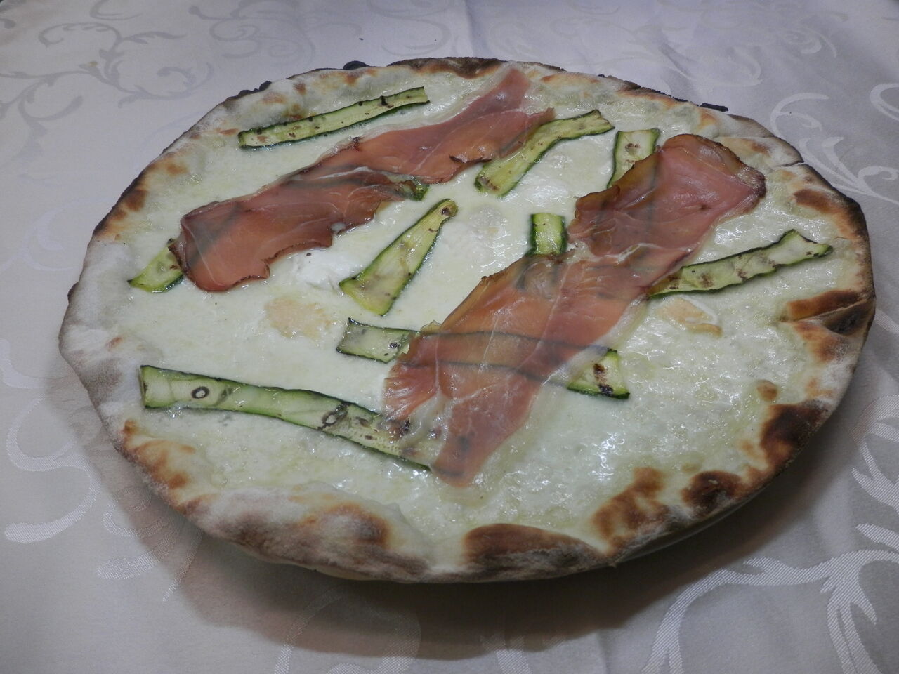 Pizza Burrata, zucchine e speck