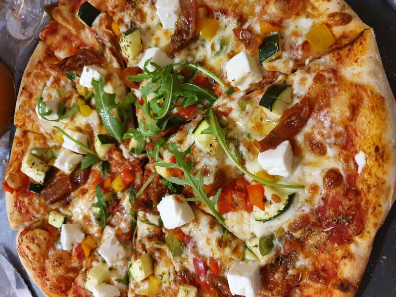 Pizza Athènes (courgettes, tomates séchées, feta)