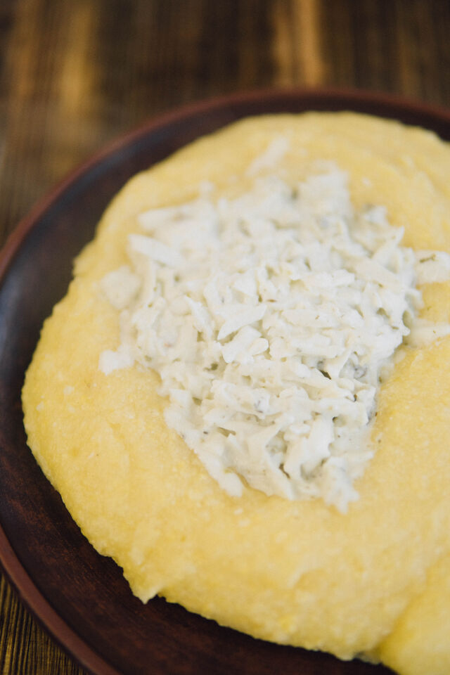 Мамалигі із сиром сулугуні та м'ятною аджикою.