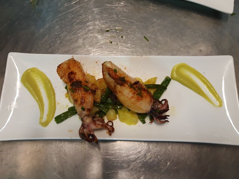 Ensalada de chipirón con vinagreta de aguacate