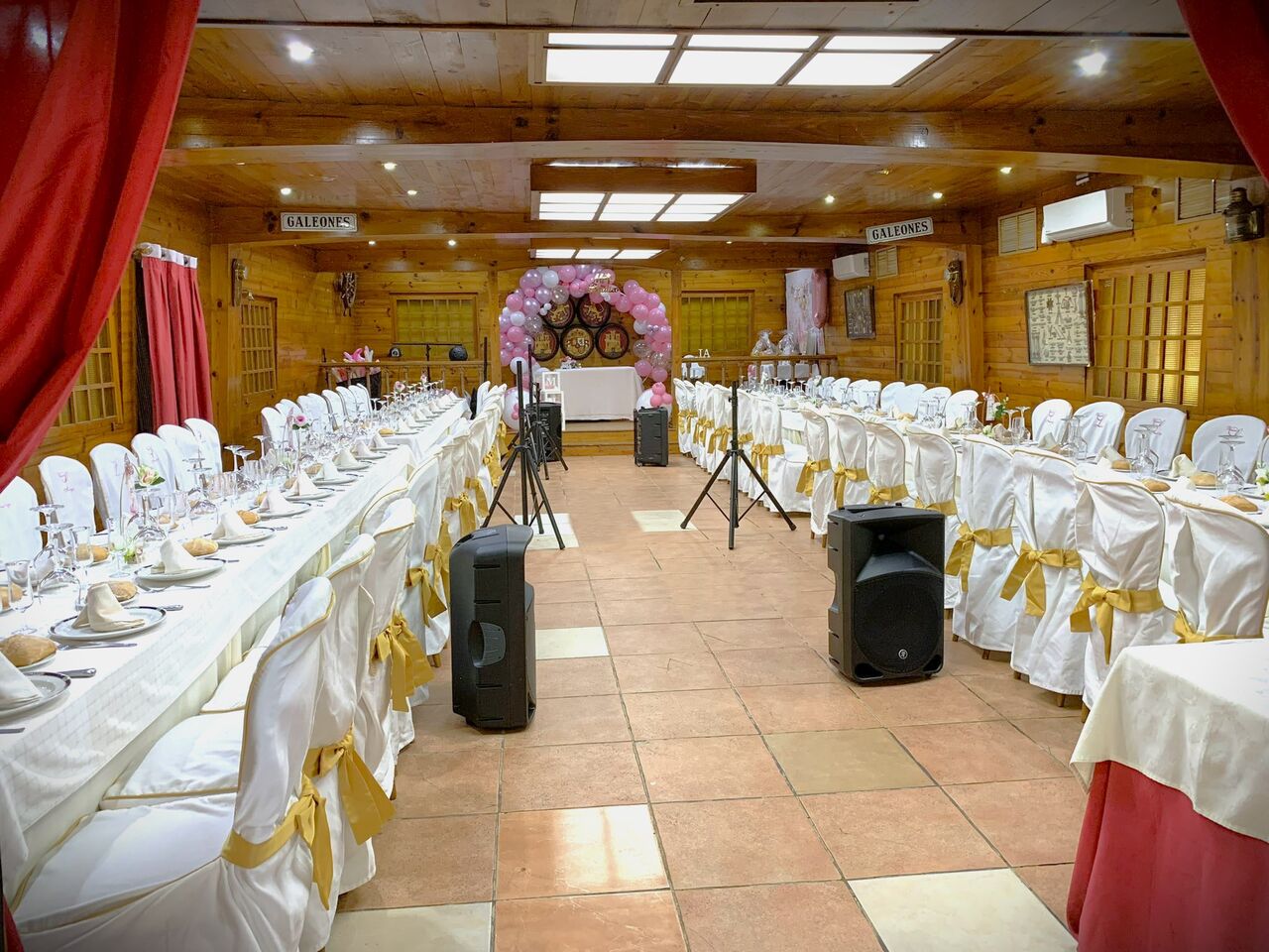 Salon de madera Aforo 90 personas