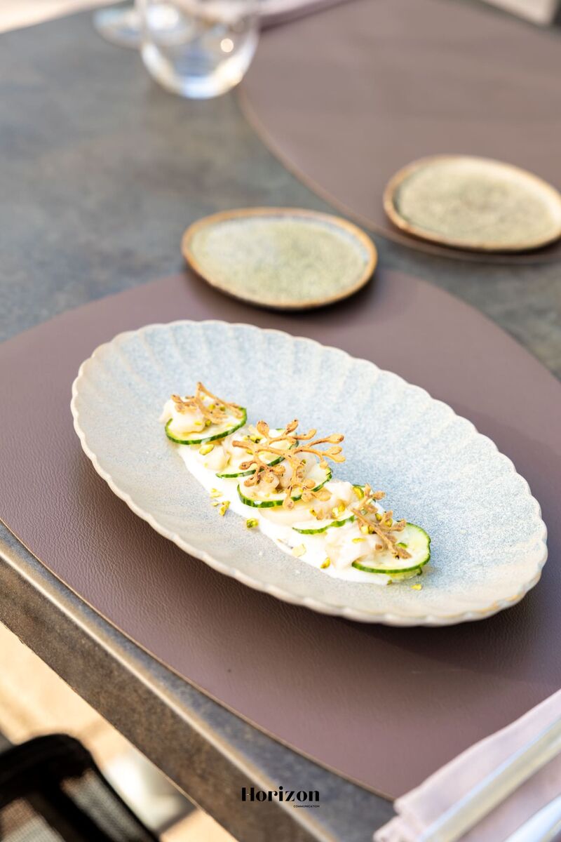 Carpaccio de Saint-Jacques, Concombre, Vinaigre de fleur de cerisier, Fromage blanc, Pistache, Salicorne