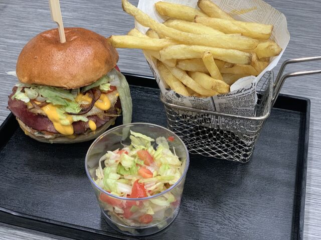 Pepper : kefta, oeuf, bacon, cheese + salade + frites maison