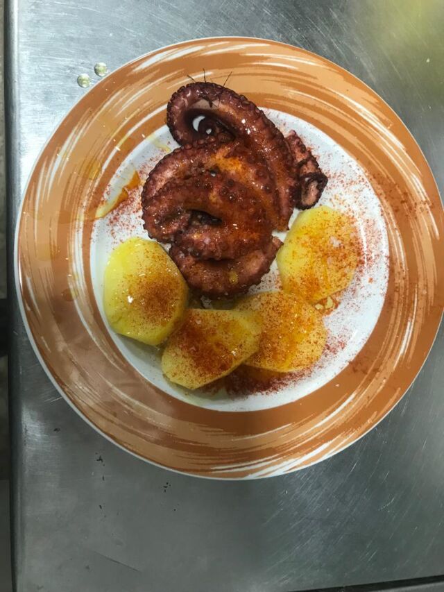NUESTRO PLATO ESTRELLA DE LA CASA PULPO CON CACHELOS