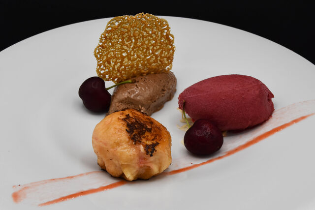 Briochette aux pralines roses façon pain perdu, mousse chocolat, sorbet cerise