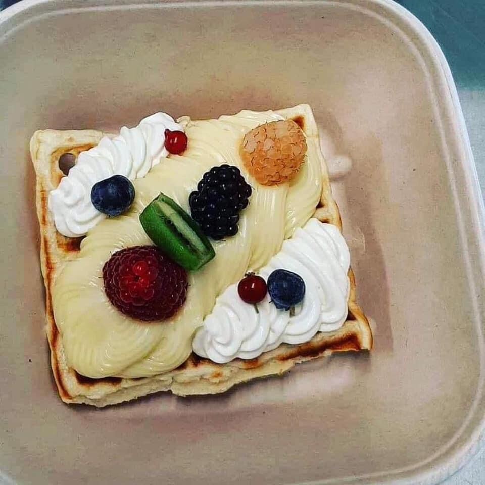 Gaufre au fruits, crème pâtissière et chantilly 