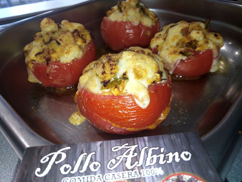 Tomates rellenos de pollo, pimiento, cebolla y queso, menú 10oct?❤️