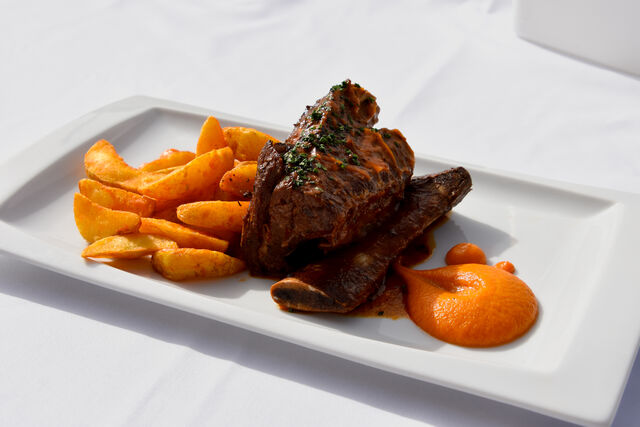 Costilla de ternera en salsa barbacoa.