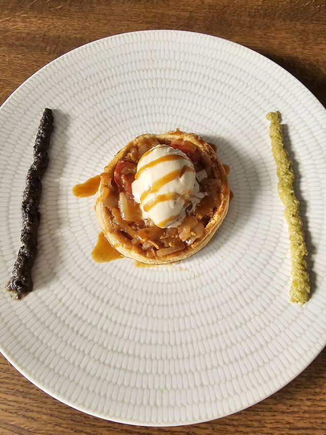 La pissaladière, galette feuilletée, confit de tomates cerises et oignons, tapenade et glace anchois 