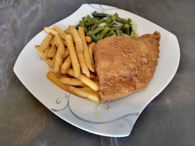 Naleśnik w panierce z kurczakiem i serem feta