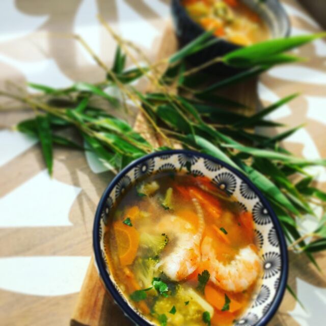 Soupe Thaï de poulet et crevettes aux légumes