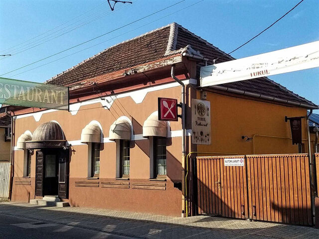 Vendéglő a Mátyás király út felől 