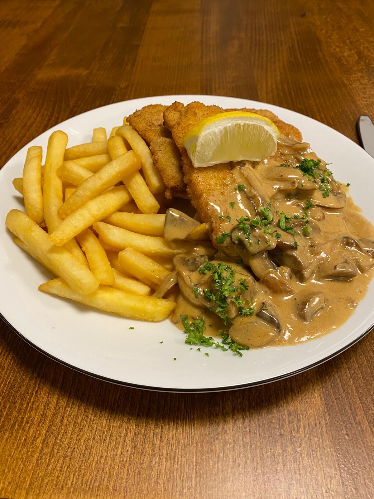 Schnitzel Wiener Art
Champignonsauce/ Pommes/ Beilagensalat