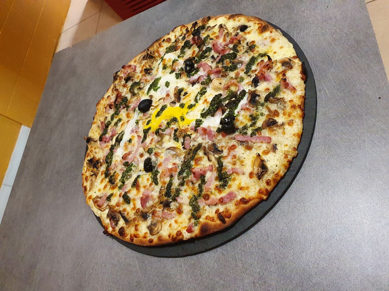 LORRAINE:
Base crème, champignons, lardons, mozza, persillade, œuf, olives.