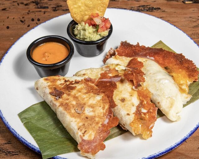 Quesadillas cuitlacoche, flor de calabaza y chorizo 