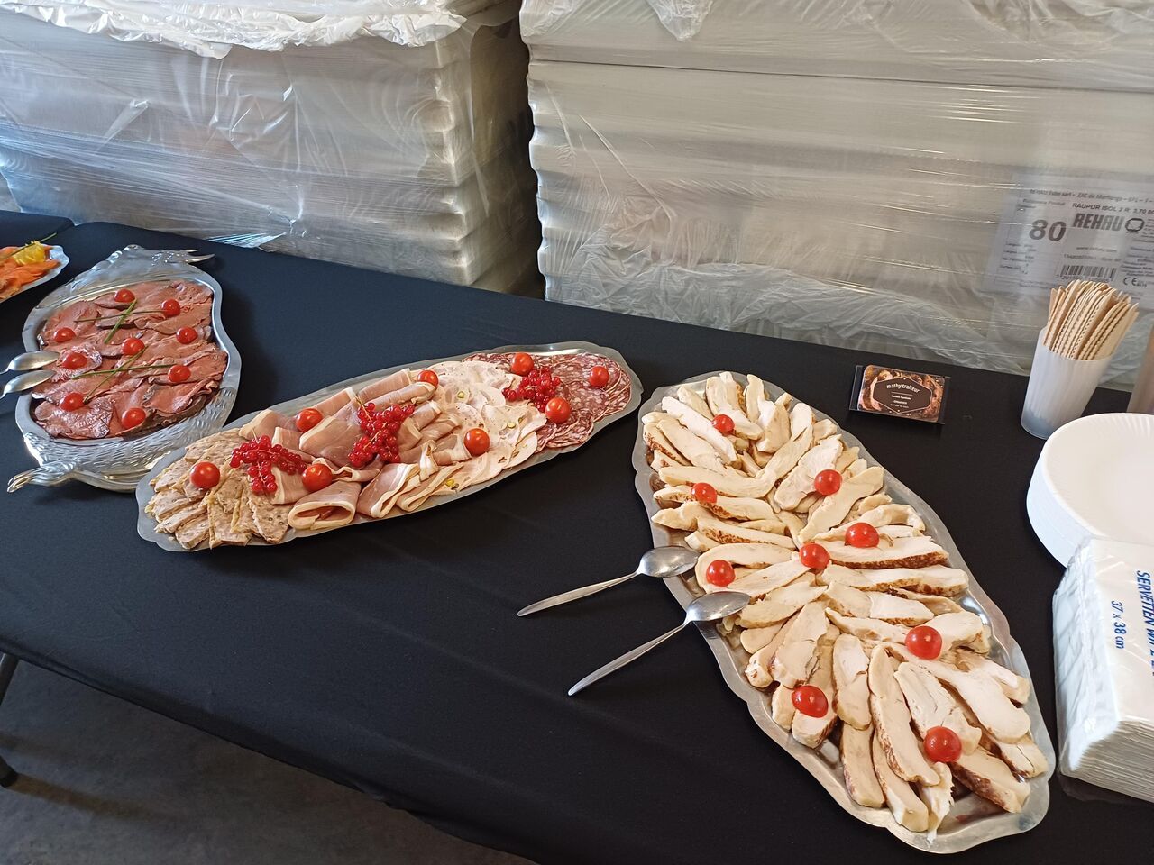 poulet, plateau de charcuterie, plateau de bœuf 