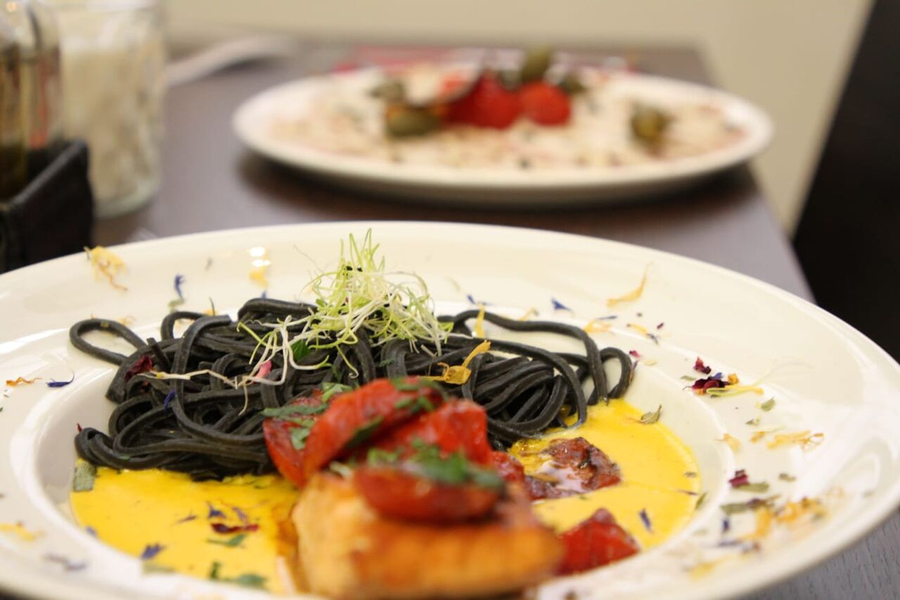 Lachsfilet mit Safransoße und dunklen Nudeln 