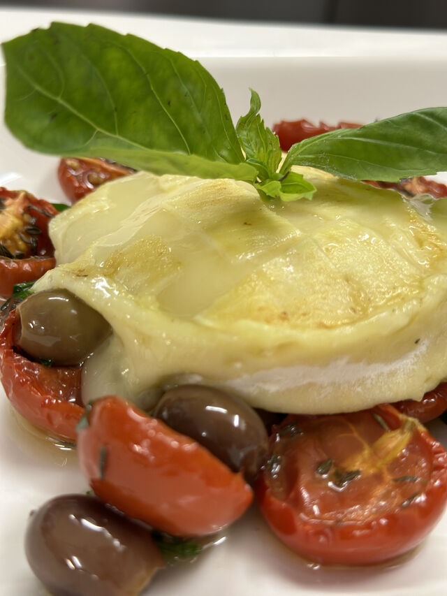 Ziegenkäse mit Tomaten confin und Tagiasco oliven 