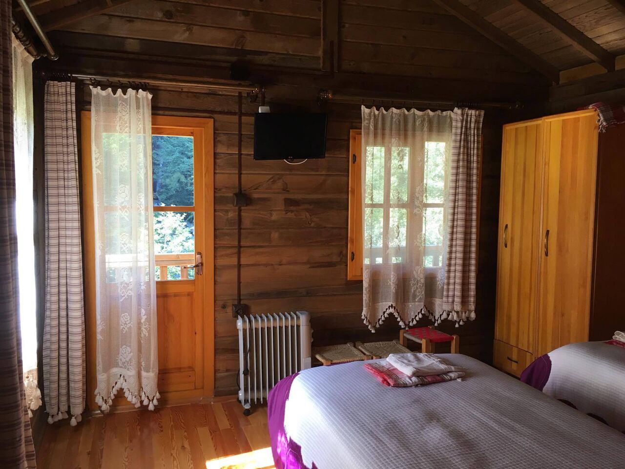 Mençuna Otel Artvin. Orman ve şelale manzaralı manzaralı odalar