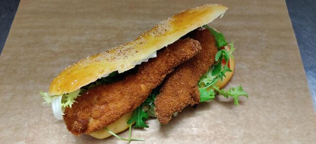 le burger poulet pané maison (sauce tartare maison, salade, tomate)
accompagné de frites maison 