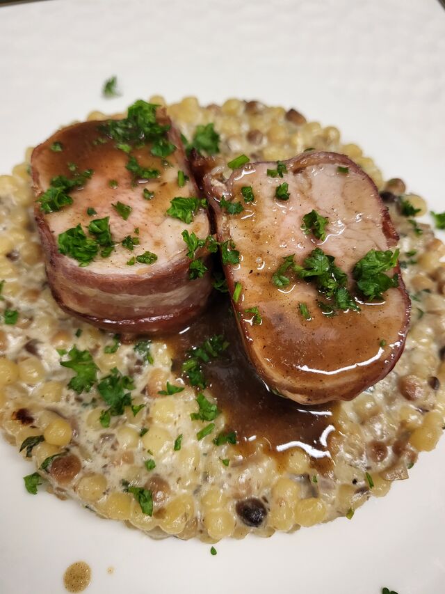 Le filet mignon de porc lardé, fregola aux champignons