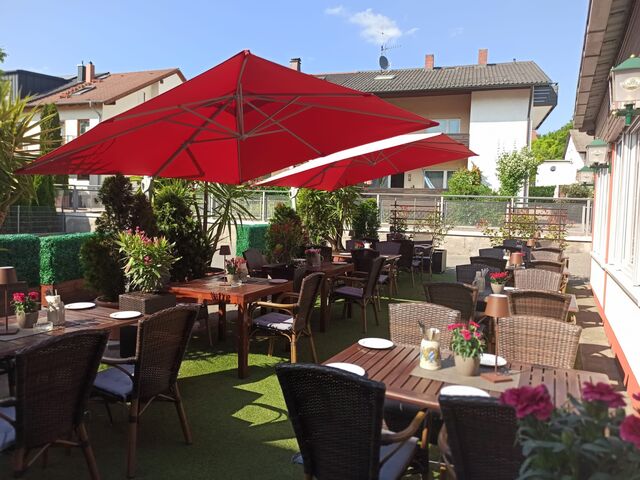 Im Sommer können Sie selbstverständlich unsere Spezialitäten auch gern auf unserer Terrasse genießen.