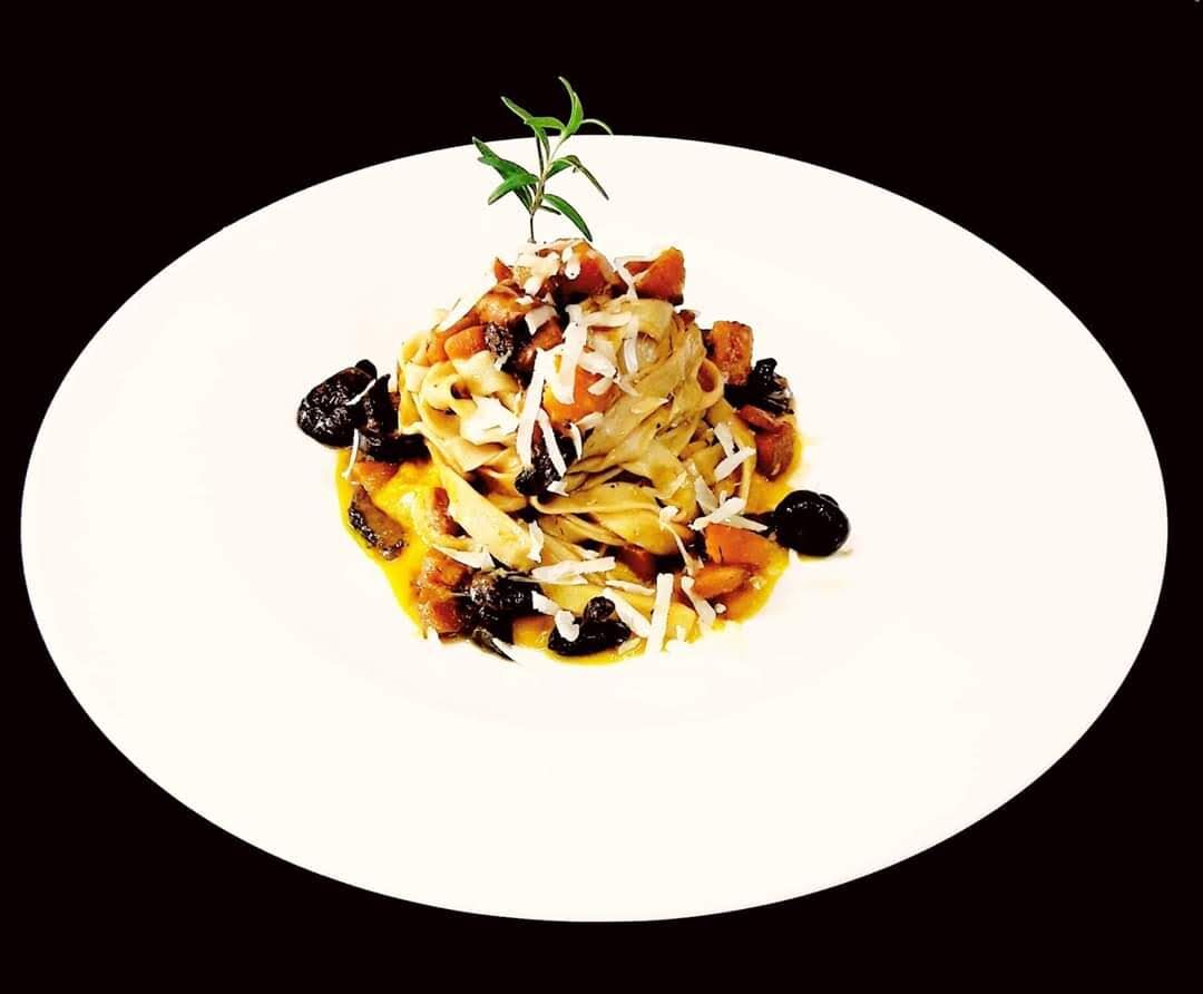 Tagliatelle mit Kürbis, schwarzem Steinpilz und Rosmarin