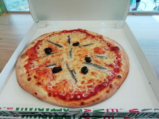 anchois : base tomate, mozza, filet d'anchois au choix câpres ou olives chacun ses goûts !