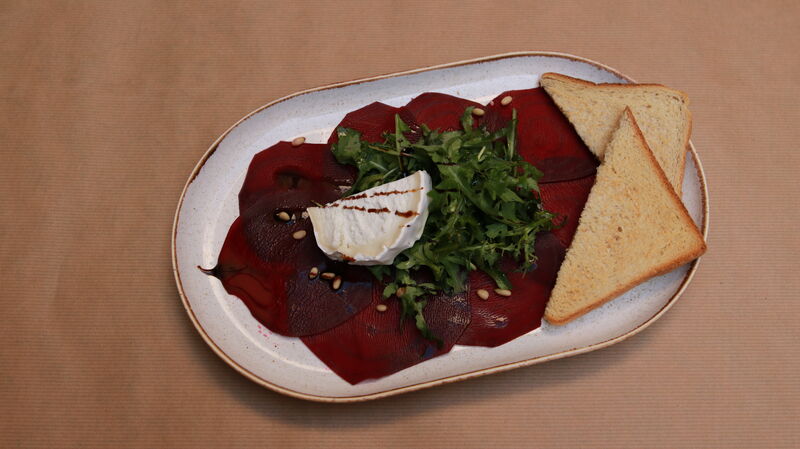 Carpaccio z červené řepy s kozím sýrem a rukolou
